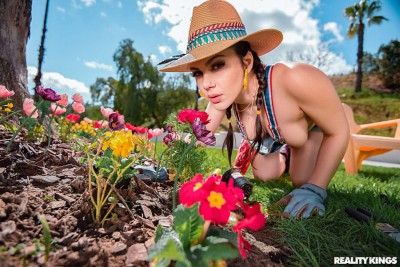 Gardening Hoe | Valentina Nappi, Jessy Jones